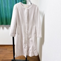 ノーカラーコート 白の画像