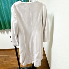 ノーカラーコート 白の画像