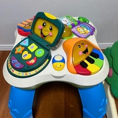 タカラトミーくまのプーさん「へんしんメリー」・フィッシャープライス「おしゃべりバイリンガルテーブル」の画像