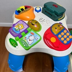 タカラトミーくまのプーさん「へんしんメリー」・フィッシャープライス「おしゃべりバイリンガルテーブル」の画像