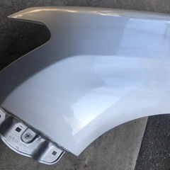 【中古パーツ】TOYOTA プロボックスバン（5BE-NSP160V）　左フェンダー　シルバーマイカメタリック   の画像