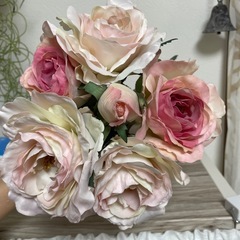 花瓶と造花のセットの画像