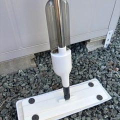 新品未使用 玄関掃除に最適！ワンプッシュで水がしみ出るモップの画像