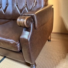 レトロ　革張りソファーの画像