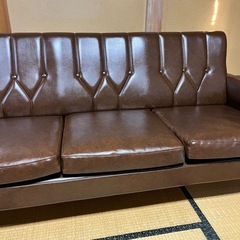 レトロ　革張りソファーの画像