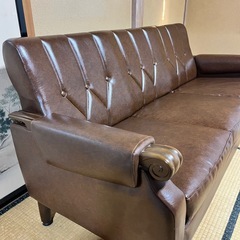 レトロ　革張りソファーの画像
