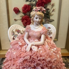 広がったドレスが素敵な陶器人形の画像