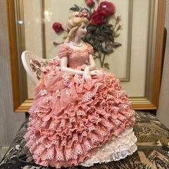 広がったドレスが素敵な陶器人形の画像