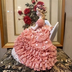 広がったドレスが素敵な陶器人形の画像
