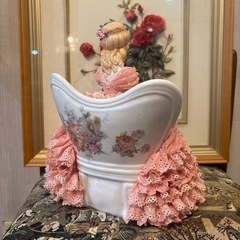 広がったドレスが素敵な陶器人形の画像