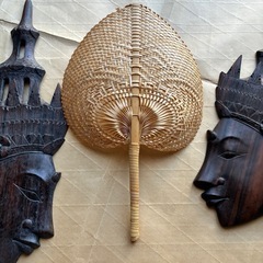 インテリア　バリ土産？木彫りの壁掛け　うちわの画像