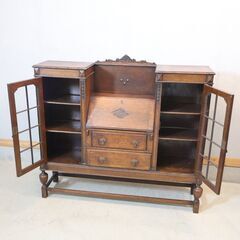 英国アンティーク家具を取り扱う、LLOYD'S ANTIQUES(ロイズ・アンティークス)で取り扱われていたサイドバイサイドです。両サイドの本棚と中央のビューローが一体化したクラシックな収納家具。の画像