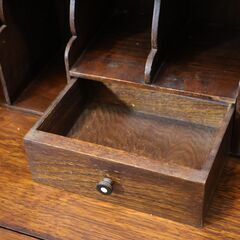 英国アンティーク家具を取り扱う、LLOYD'S ANTIQUES(ロイズ・アンティークス)で取り扱われていたサイドバイサイドです。両サイドの本棚と中央のビューローが一体化したクラシックな収納家具。の画像