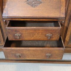 英国アンティーク家具を取り扱う、LLOYD'S ANTIQUES(ロイズ・アンティークス)で取り扱われていたサイドバイサイドです。両サイドの本棚と中央のビューローが一体化したクラシックな収納家具。の画像