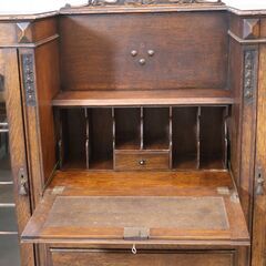 英国アンティーク家具を取り扱う、LLOYD'S ANTIQUES(ロイズ・アンティークス)で取り扱われていたサイドバイサイドです。両サイドの本棚と中央のビューローが一体化したクラシックな収納家具。の画像