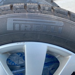 スタッドレスタイヤ付きアルミホイールの画像