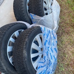 スタッドレスタイヤ付きアルミホイールの画像