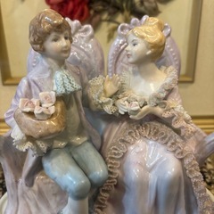 薔薇を渡している男性と美しい女性　陶器人形の画像