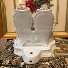 薔薇を渡している男性と美しい女性　陶器人形の画像