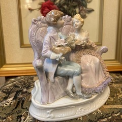 薔薇を渡している男性と美しい女性　陶器人形の画像