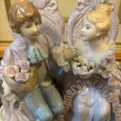 薔薇を渡している男性と美しい女性　陶器人形の画像