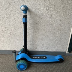 光るキックボード　3輪　青　折りたたみ式の画像