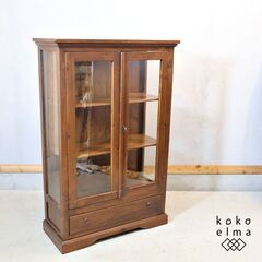 イタリア製のアンティーク調の飾り棚です。シンプルなデザインに落ち着きのある色合いのレトロなキャビネットは鉄製の把手がアクセントに♪三面ガラスでお気に入りのコレクションをディスプレイするのに最適です。の画像