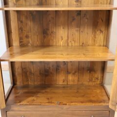 イタリア製のアンティーク調の飾り棚です。シンプルなデザインに落ち着きのある色合いのレトロなキャビネットは鉄製の把手がアクセントに♪三面ガラスでお気に入りのコレクションをディスプレイするのに最適です。の画像