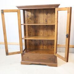 イタリア製のアンティーク調の飾り棚です。シンプルなデザインに落ち着きのある色合いのレトロなキャビネットは鉄製の把手がアクセントに♪三面ガラスでお気に入りのコレクションをディスプレイするのに最適です。の画像