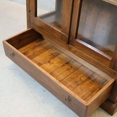 イタリア製のアンティーク調の飾り棚です。シンプルなデザインに落ち着きのある色合いのレトロなキャビネットは鉄製の把手がアクセントに♪三面ガラスでお気に入りのコレクションをディスプレイするのに最適です。の画像