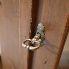 イタリア製のアンティーク調の飾り棚です。シンプルなデザインに落ち着きのある色合いのレトロなキャビネットは鉄製の把手がアクセントに♪三面ガラスでお気に入りのコレクションをディスプレイするのに最適です。の画像