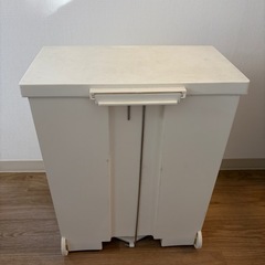 ペダル付きゴミ箱の画像