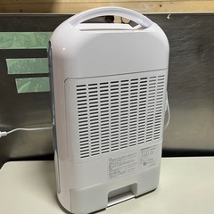 アイリスオーヤマ 衣類乾燥除湿機 KIJ-H20 2019年製 デシカント方式 木造3畳 コンクリ6畳 タンク容量2L 衣類乾燥機 除湿器 動作確認済 中古品 ④の画像