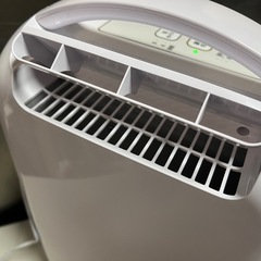 アイリスオーヤマ 衣類乾燥除湿機 KIJ-H20 2019年製 デシカント方式 木造3畳 コンクリ6畳 タンク容量2L 衣類乾燥機 除湿器 動作確認済 中古品 ④の画像