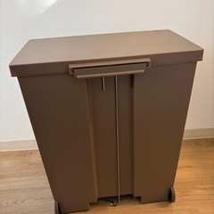 ペダル付きゴミ箱の画像