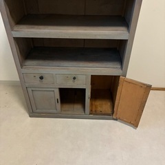 レトロ調の木製棚の画像