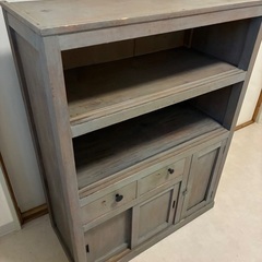 レトロ調の木製棚の画像