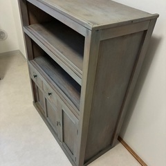 レトロ調の木製棚の画像