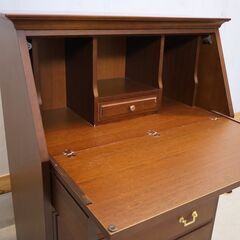 maruni(マルニ木工)地中海シリーズ ライティングビューローです。クラシックなデザインが魅力的なアンティーク調ライティングデスクはお部屋を上品な印象に。インテリアのアクセントに♪の画像