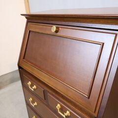 maruni(マルニ木工)地中海シリーズ ライティングビューローです。クラシックなデザインが魅力的なアンティーク調ライティングデスクはお部屋を上品な印象に。インテリアのアクセントに♪の画像