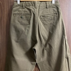 カーキ色　メンズパンツ　の画像