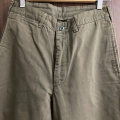 カーキ色　メンズパンツ　の画像