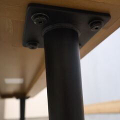 人気のFrancfranc(フランフラン)のレッタ コーヒーテーブルです。アカシア材を使ったヘリンボーン柄とスチールの脚がモダンな印象のセンターテーブル。 ブルックリンスタイルにもおすすめ！の画像