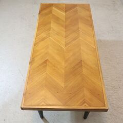 人気のFrancfranc(フランフラン)のレッタ コーヒーテーブルです。アカシア材を使ったヘリンボーン柄とスチールの脚がモダンな印象のセンターテーブル。 ブルックリンスタイルにもおすすめ！の画像