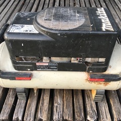 マキタ エアーコンプレッサー  AC1211 ジャンクの画像