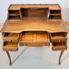 THEODORE ALEXANDER(セオドア アレキサンダー)のライティングデスクです。アイアンの装飾とヨーロピアンクラシックなデザイン、美しい木肌がエレガントな印象の書斎机です。の画像