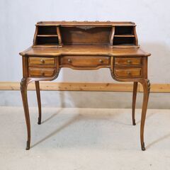 THEODORE ALEXANDER(セオドア アレキサンダー)のライティングデスクです。アイアンの装飾とヨーロピアンクラシックなデザイン、美しい木肌がエレガントな印象の書斎机です。の画像