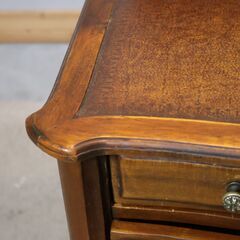 THEODORE ALEXANDER(セオドア アレキサンダー)のライティングデスクです。アイアンの装飾とヨーロピアンクラシックなデザイン、美しい木肌がエレガントな印象の書斎机です。の画像