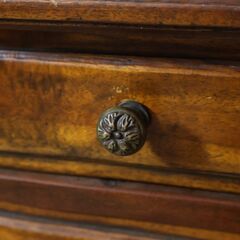 THEODORE ALEXANDER(セオドア アレキサンダー)のライティングデスクです。アイアンの装飾とヨーロピアンクラシックなデザイン、美しい木肌がエレガントな印象の書斎机です。の画像