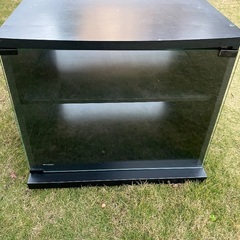 前面がガラス扉のテレビ台の画像